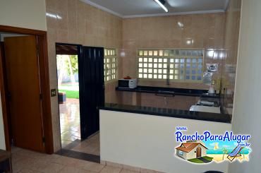 Rancho Barbosa 2 para Alugar em Miguelopolis - Cozinha na Casa com Frigobar, Microondas e Fogão