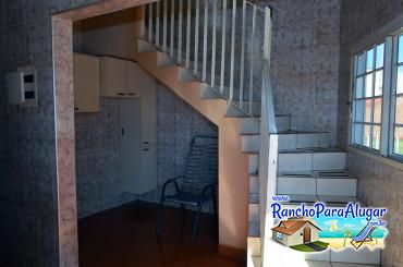 Rancho Quiosque para Alugar em Miguelopolis - Escada para os Quartos