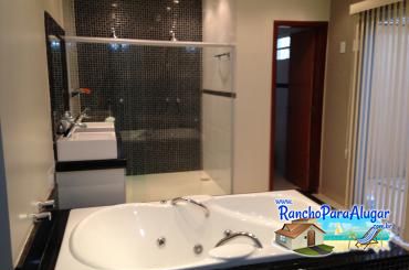 Rancho Alto Padrão 1 para Alugar em Miguelopolis - Banheira da Suite 1