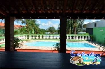 Rancho Morada dos Anjos para Alugar em Miguelopolis - Vista da Sala para a Piscina