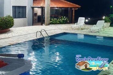 Rancho Paraíso das Águas para Alugar em Miguelopolis - Vista da Piscina para o Quiosque