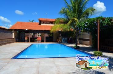 Rancho Tôa Tôa para Alugar em Miguelopolis - Vista da Piscina para a Área Gourmet