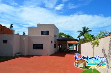 Rancho Laura Mariana para Alugar em Miguelopolis - Estacionamento Interno