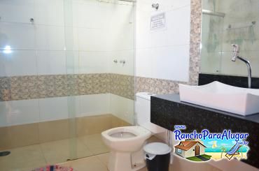 Rancho Laura Mariana para Alugar em Miguelopolis - Banheiro Social na Casa