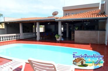 Rancho Laura Mariana para Alugar em Miguelopolis - Vista da Piscina para a Varanda