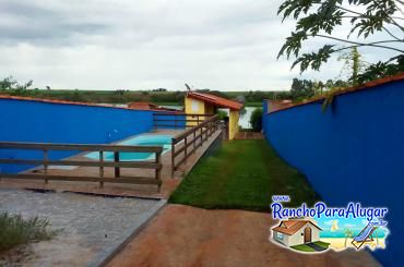 Rancho Eletromar para Alugar em Miguelopolis - Vista da Casa para a Varanda