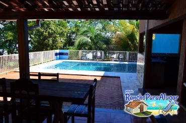 Rancho Mendes para Alugar em Miguelopolis - Vista da Cozinha para a Piscina