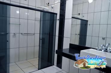 Rancho Pedra Rara para Alugar em Miguelopolis - Banheiro da Suite 2