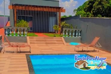 Rancho Silva para Alugar em Miguelopolis - Vista da Piscina para a Casa