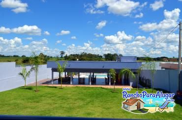 Rancho Brahma para Alugar em Miguelopolis - Vista da Casa para a Varanda