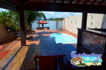 Rancho Show Barbosa 2 para Alugar em Miguelopolis - Vista da Cozinha para a Piscina