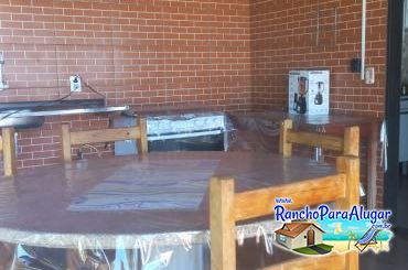 Rancho Vô Mário para Alugar em Miguelopolis - Cozinha e Área de Churrasco