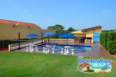 Rancho Maia para Alugar em Miguelopolis - Vista da Sala para a Piscina