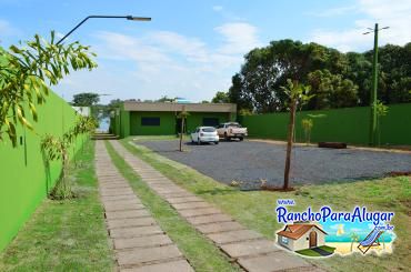 Rancho El Shaddai para Alugar em Miguelopolis - Estacionamento Interno