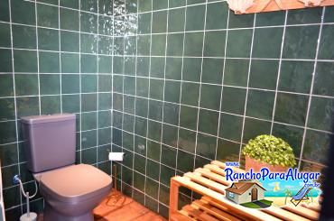 Rancho El Shaddai para Alugar em Miguelopolis - Banheiro ao Lado da Piscina