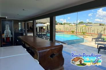 Rancho Meirival 7 para Alugar em Miguelopolis - Vista da Área de Churrasco para a Piscina