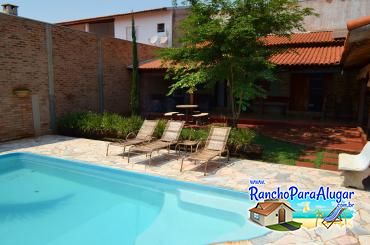 Rancho Aroeira para Alugar em Miguelopolis - Vista da Área de Churrasco para a Piscina