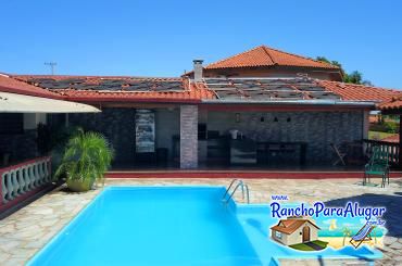 Rancho Meirival 2 para Alugar em Miguelopolis - Vista da Piscina para a Área Gourmet