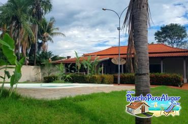 Rancho da Solange para Alugar em Miguelopolis - Vista da Piscina para o Rancho