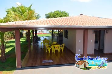 Rancho Gambi para Alugar em Miguelopolis - Vista da Piscina para a Varanda