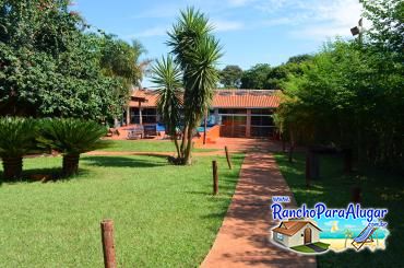 Rancho Giroldo 2 para Alugar em Miguelopolis - Vista das Suites para a Piscina