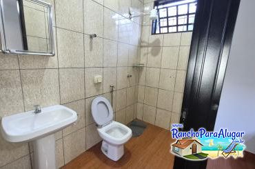 Rancho Vinimar 2 para Alugar em Miguelopolis - Banheiro ao Lado da Piscina
